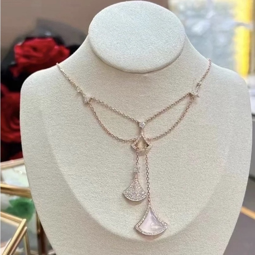Elegant Rose Gold Necklace with Crystal Accents - Picture 4 of 5